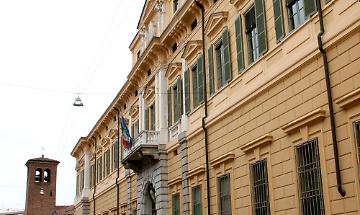 Figlio amministratore di sostegno non paga 7 rette della Rsa e preleva 30mila euro dalla madre