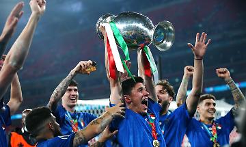 Centinaia di tifosi accolgono gli azzurri a Roma, cori e applausi