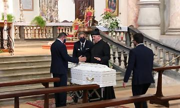 Casalmaggiore, arrivata in Duomo la bara di Daniele
