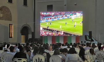 A casa di Bastoni orgoglio tricolore