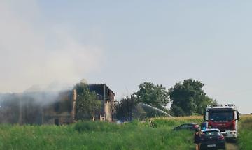 Fiamme nella cascina abbandonata