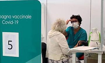 Terza dose, prime inoculazioni agli hub di Castelverde e Crema