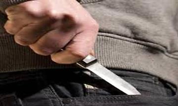 Minacciato con un coltello e rapinato in pieno centro storico