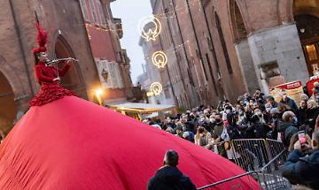 Lo spettacolo fuori programma della violinista in 'alta quota'