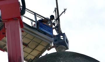 Giù il crocifisso, torre sicura. E riaprono piazza e chiesa