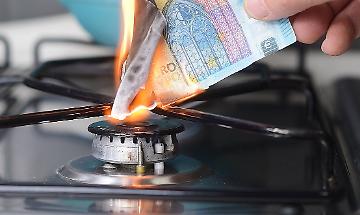 Bollette, i numeri del salasso: elettricità +108%, gas +57%