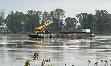 Maltempo, chiuso il ponte Verdi per una chiatta alla deriva