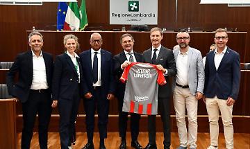 «Oggi siamo tutti grigiorossi»: la Cremonese festeggiata in Regione per la promozione in Serie A