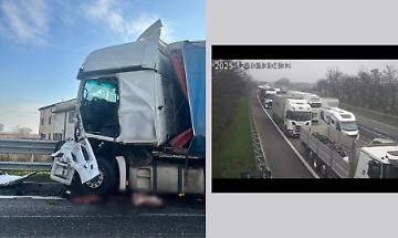 Tamponamento tra mezzi pesanti sulla A21: una vittima