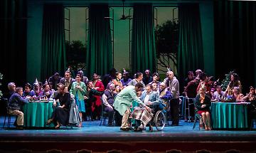 Quando la memoria diventa leggenda: un cavaliere fragile sul palcoscenico