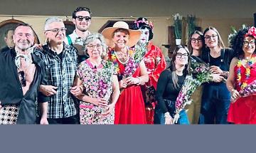 Risate in dialetto e passione di comunit&agrave; sul palco