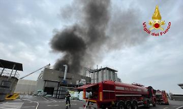 Incendio alla Magic Pack, le fiamme non sono ancora domate: intervento complesso dei VdF