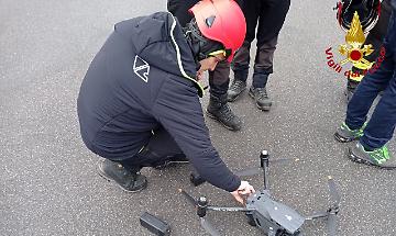 Incendio alla Magic Pack: con i droni domati gli ultimi focolai