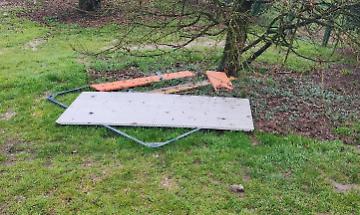 Rottami cielo aperto nel parco giochi per bambini