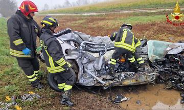 Auto schiacciata da un camion lungo la Paullese, morto un 35enne