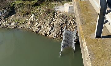 Crolla un altro pezzo del ponte ciclopedonale: &egrave; il quinto cedimento