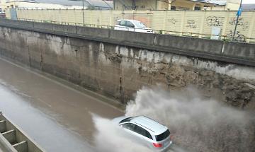 La tangenziale &egrave; un lago e spuntano altre buche