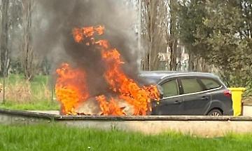 Auto in fiamme nel parcheggio: paura in piazza di Rauso