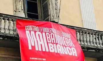 Vessillo antiviolenza esposto dal Comune