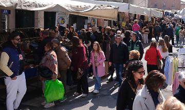 Ambulanti in centro, il mercato di Forte dei Marmi fa il pieno