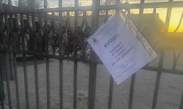 Tomba devastata e resti incendiati: choc al cimitero di Persichello