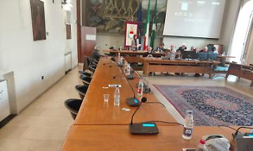 Niente minuto di silenzio per Bossi: il centrodestra lascia l&rsquo;aula