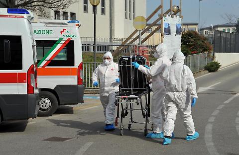 Coronavirus, la lettera di un medico: 'Ho abbracciato suo ...