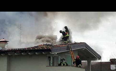 VIDEO L'incendio del tetto di una villetta