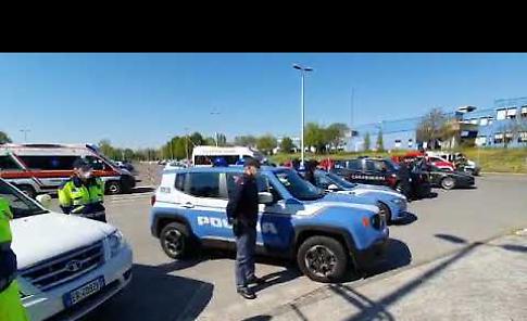 VIDEO Coronavirus, l'omaggio delle forze dell'ordine ai sanitari dell'ospedale Oglio Po