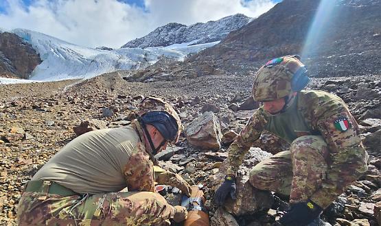 Gli artificieri del Genio guastatori neutralizzano granata della Prima guerra mondiale