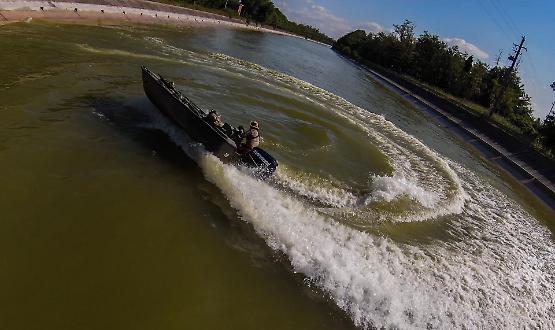 Addestramento sul canale navigabile per i guastatori dell’Ariete: esercitazione tra manovre e soccorso