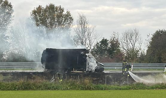 Furgone in fiamme lungo l'A21: traffico in tilt