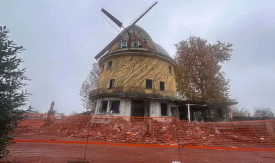 Addio allo storico Hotel Mulino, entrano nel vivo i lavori di demolizione