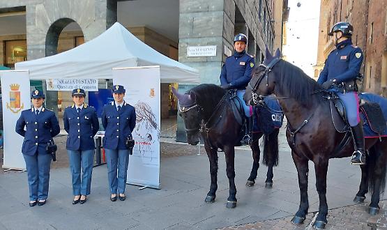 Poliziotti a cavallo per la sicurezza durante le feste