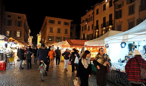 Santa Lucia: subito folla ai mercatini