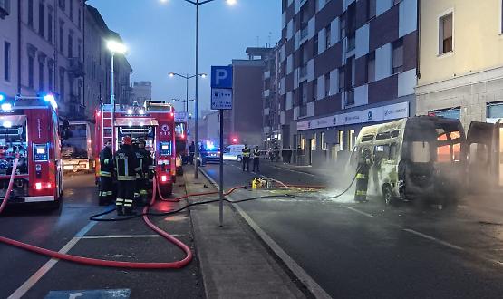 Furgone a fuoco in via Dante, strada chiusa e lunghe code