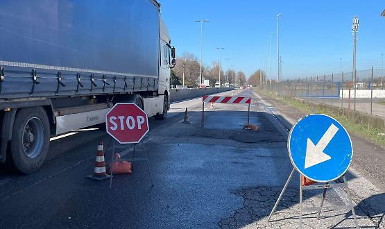 Ferite aperte sull&rsquo;asfalto: a zig zag tra le voragini