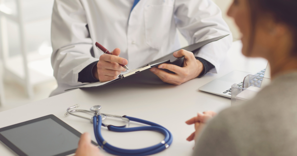 Familjeläkaren Dr. Georgetta Estodorescu avslutar sitt arbete