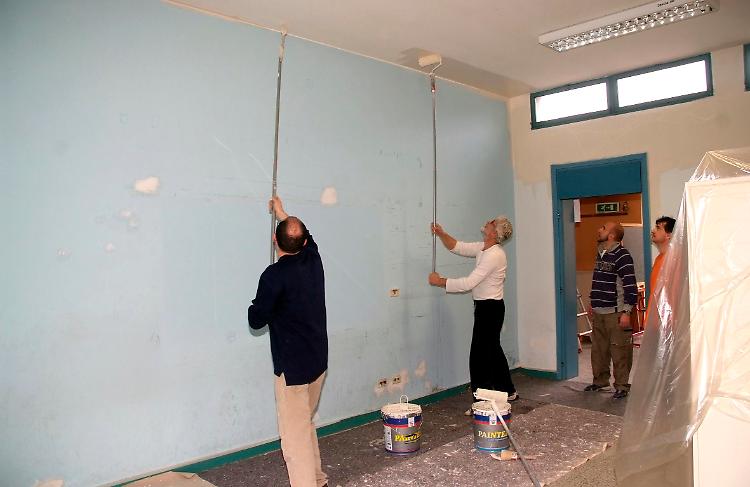 Un momento dei lavori di tinteggiatura