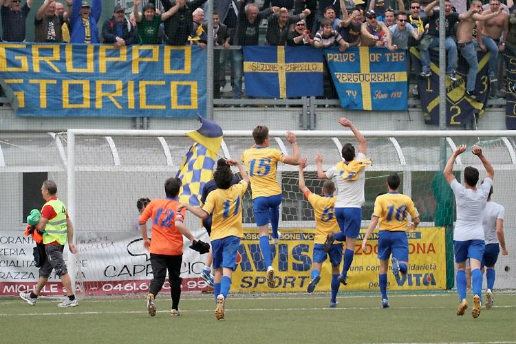 La gioia dei gialloblù dopo la conquista del campionato