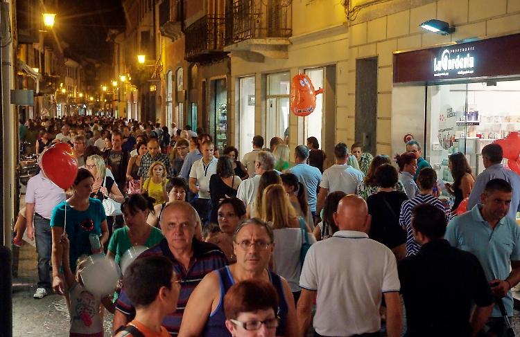 Shopping serale in via Mazzini a Crema
