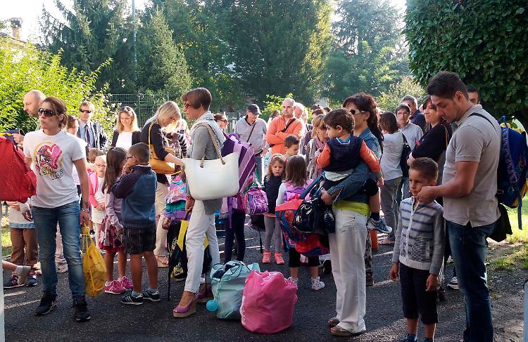 Bambini e genitori davanti alle elementari Braguti