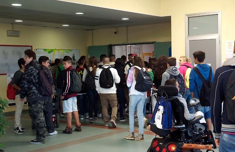 Ingresso degli studenti allo Sraffa