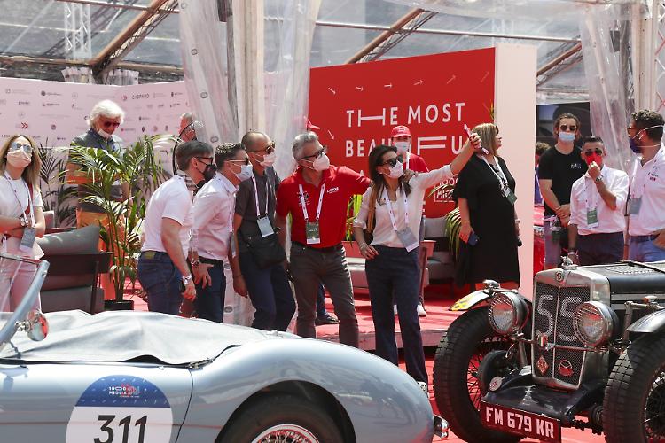 Mille Miglia 2021: punzonatura Piazza Vittoria a Brescia