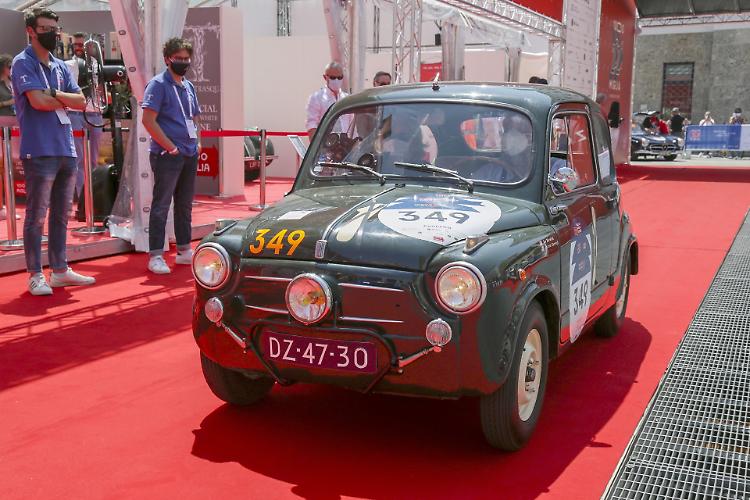 Mille Miglia 2021: punzonatura Piazza Vittoria a Brescia