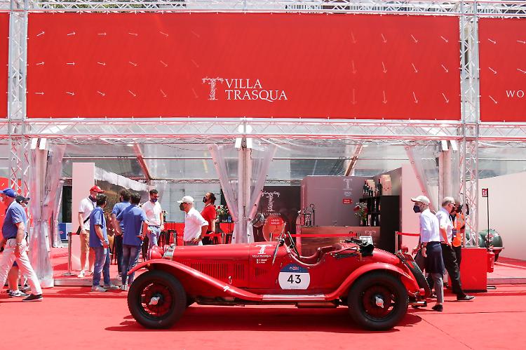 Mille Miglia 2021: punzonatura Piazza Vittoria a Brescia