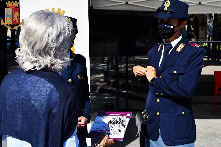 Il gazebo della Polizia di Stato a Cremona