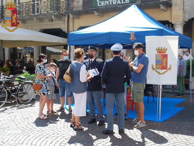 Il gazebo della Polizia di Stato a Crema