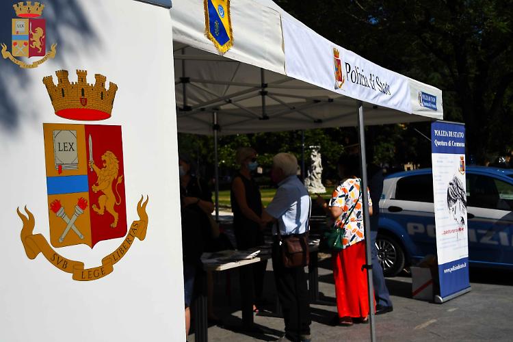 Il gazebo della Polizia di Stato a Cremona