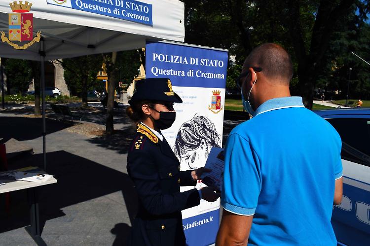 Il gazebo della Polizia di Stato a Cremona
